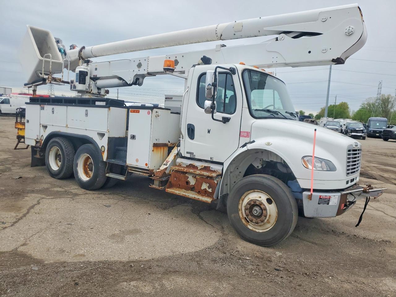 2011 FREIGHTLINER M2 — VIN 1FVHCYBS4BDAX9473 — photo 4